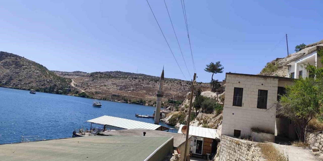 Şanlıurfa’da Afrika’yı Aratmayan Görüntü: Çizgili Sırtlan Kendisini Görüntüleyenlere Saldırdı