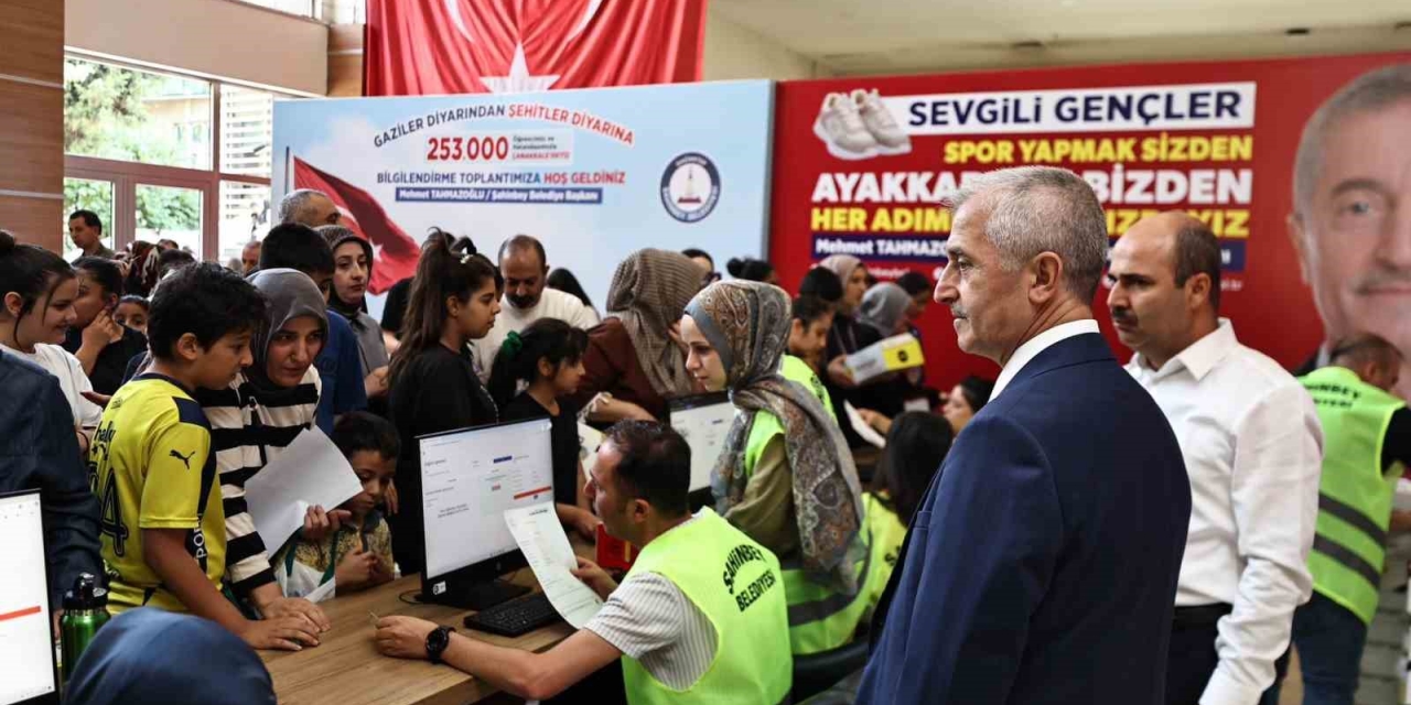Şahinbey Belediyesi’nden Öğrencilere Karne Hediyesi