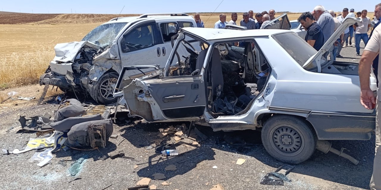 Otomobil İle Hafif Ticari Araç Çarpıştı: 4 Ölü, 1 Yaralı