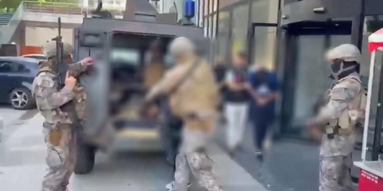 İnternet Üzerinde Faizsiz Kredi Arayanları Hedef Alan Şebekeye "akbaba Operasyonu": 18 Tutuklama