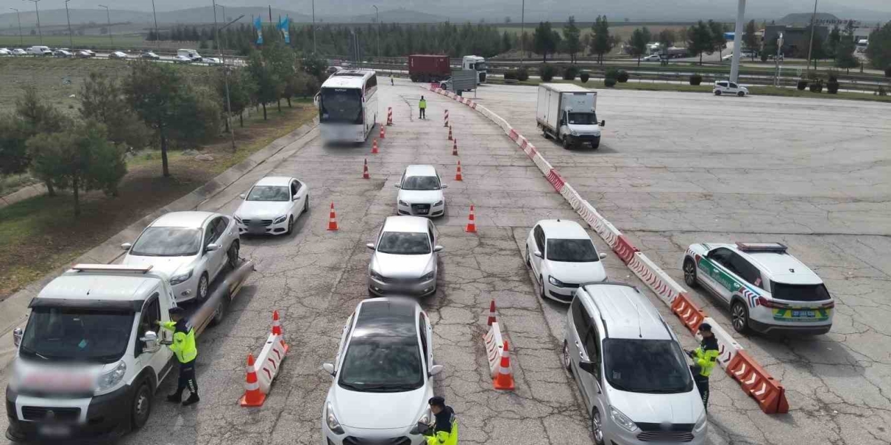 Gaziantep’te Otoyolda Kural İhlali Yapan 99 Araca 178 Bin Tl Ceza