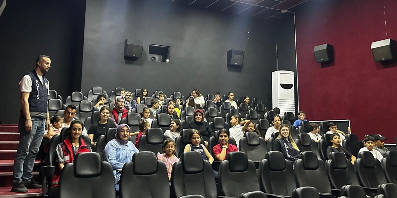 Depremzede Ve Emniyet Personeli Çocuklarına Sinema Etkinliği