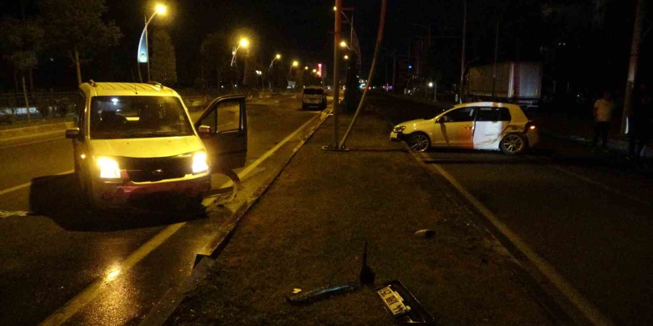 Malatya’da Hafif Ticari Araç İle Otomobil Çarpıştı: 2 Yaralı
