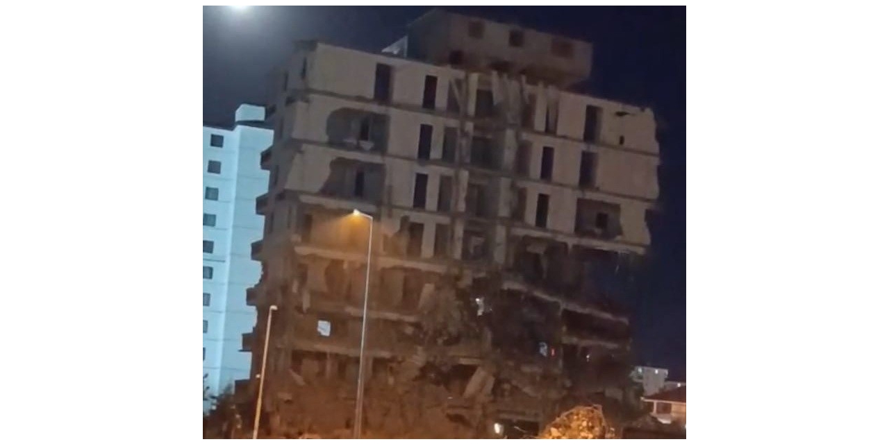 Malatya’da Ağır Hasarlı 7 Katlı Bina Saniyeler İçerisinde Yerle Bir Oldu