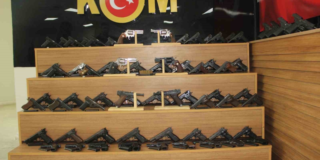 Durdurulan Araçtan 65 Ruhsatsız Tabanca Çıktı: Aralarında İkinci Dünya Savaşı’nda Kullanılan Silahlar Da Bulunuyor
