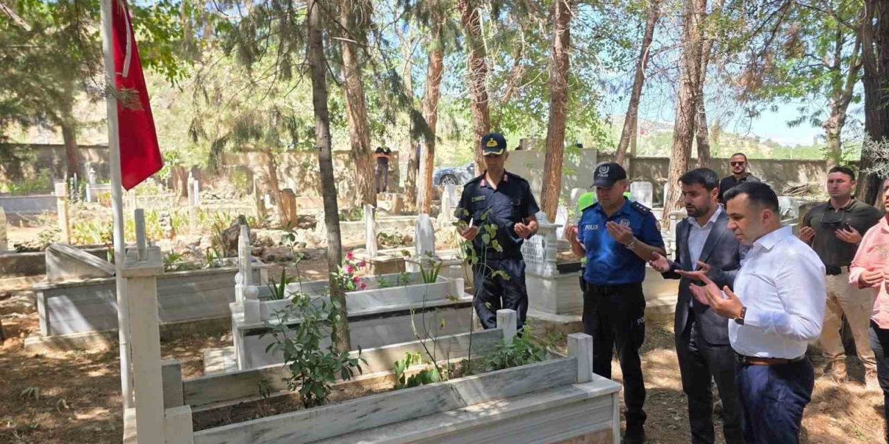 Kaymakam Kadir Algın, Deprem Şehitliğini Ziyaret Etti