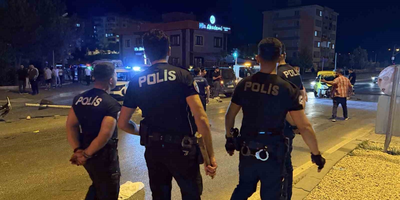 Gaziantep’te 3 Otomobilin Karıştığı Kazada Ortalık Savaş Alanına Döndü: 6 Yaralı, 12 Gözaltı