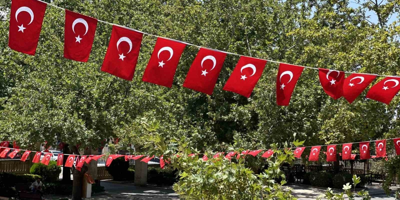 Siverek Ay Yıldızlı Bayraklarla Donatıldı