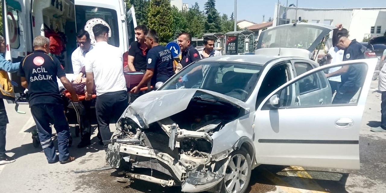 İki Otomobil Çarpıştı: 4 Kişi Yaralandı