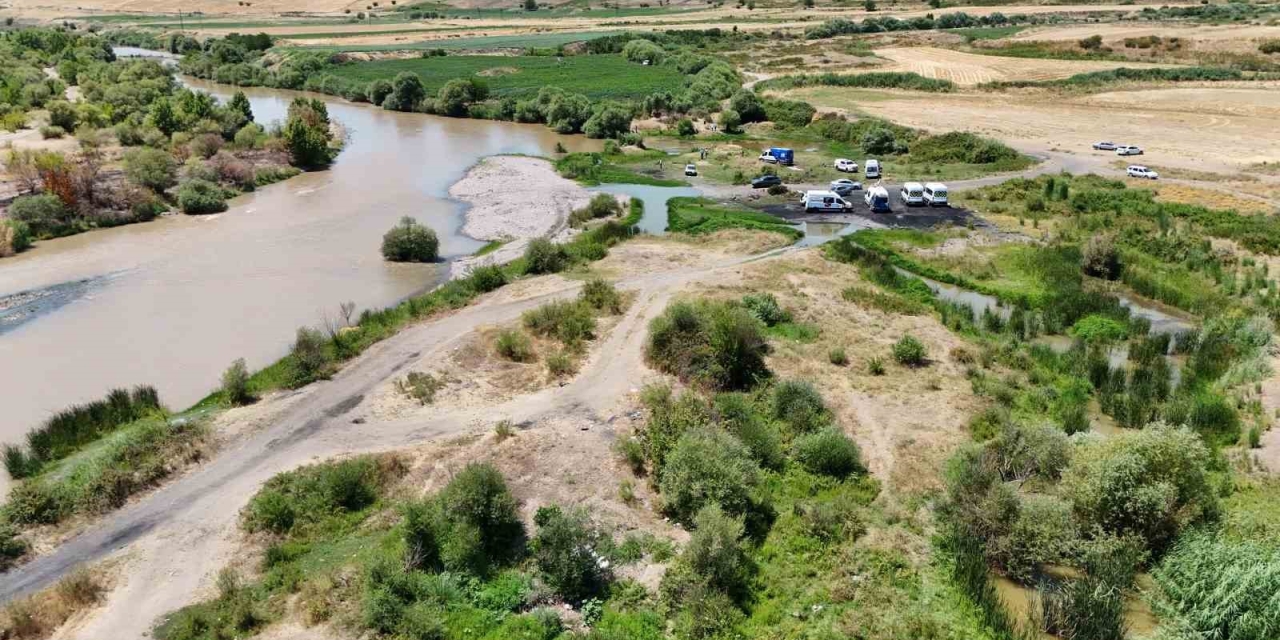 Kardeşini Ve Yakınını Kurtarmak İsterken Dicle Nehri’nde Kaybolan Genci Arama Çalışmaları Havadan Görüntülendi