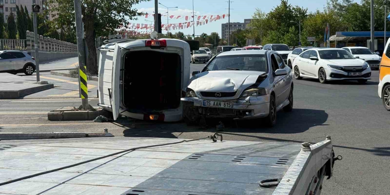 Otomobil İle Hafif Ticari Araç Çarpıştı, Sürücüler Hafif Yaralandı