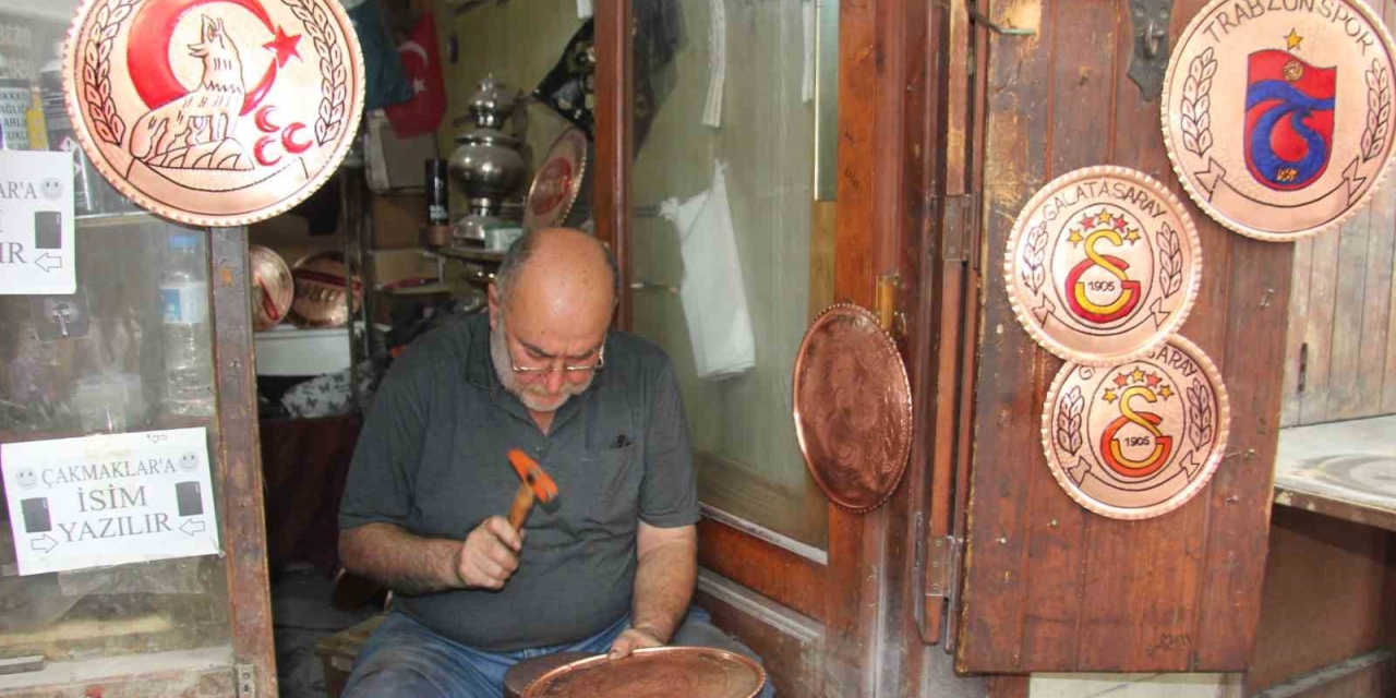 Türkü Söyleyerek Bakıra Şekil Veriyor