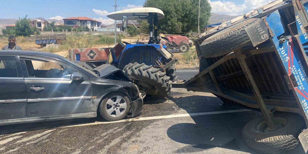 Doğanşehir’de Otomobil, Traktör Römorkuna Çarptı: 2 Yaralı
