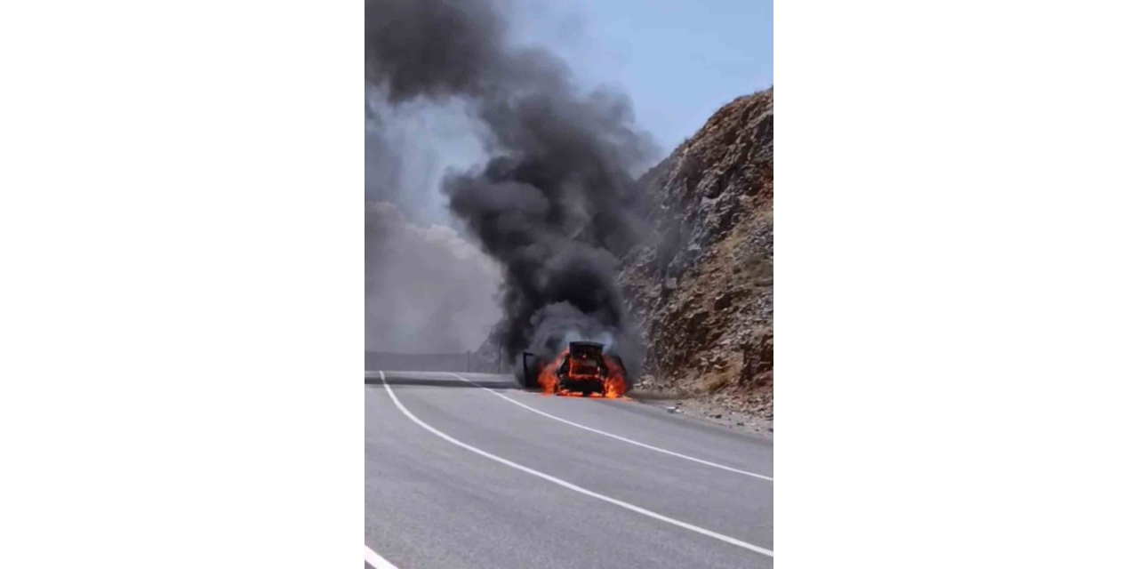 Adıyaman’da Otomobil Cayır Cayır Yandı