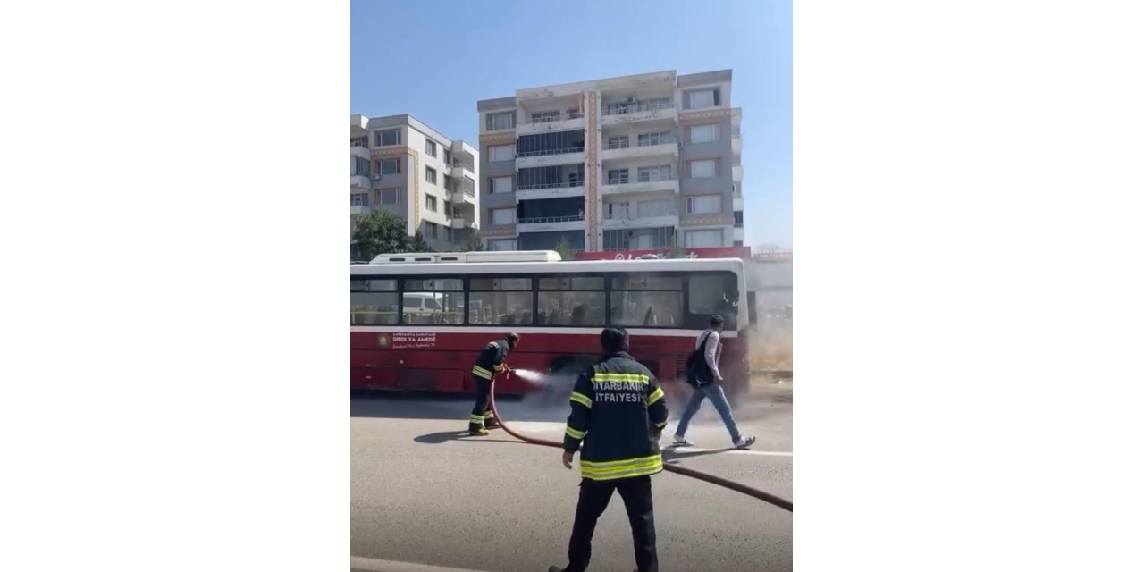 Durakta Yolcu Bekleyen Halk Otobüsünde Yangın