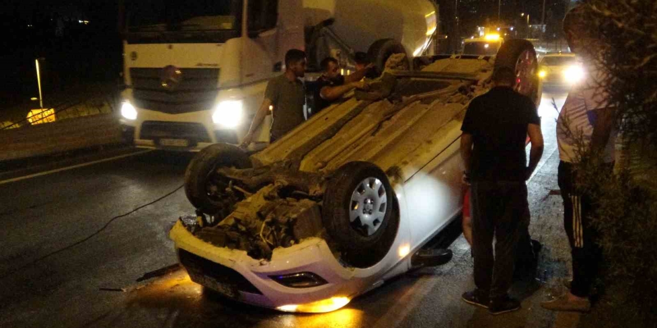 Refüje Çarparak Ters Dönen Araçtan Burnu Kanamadan Çıktı