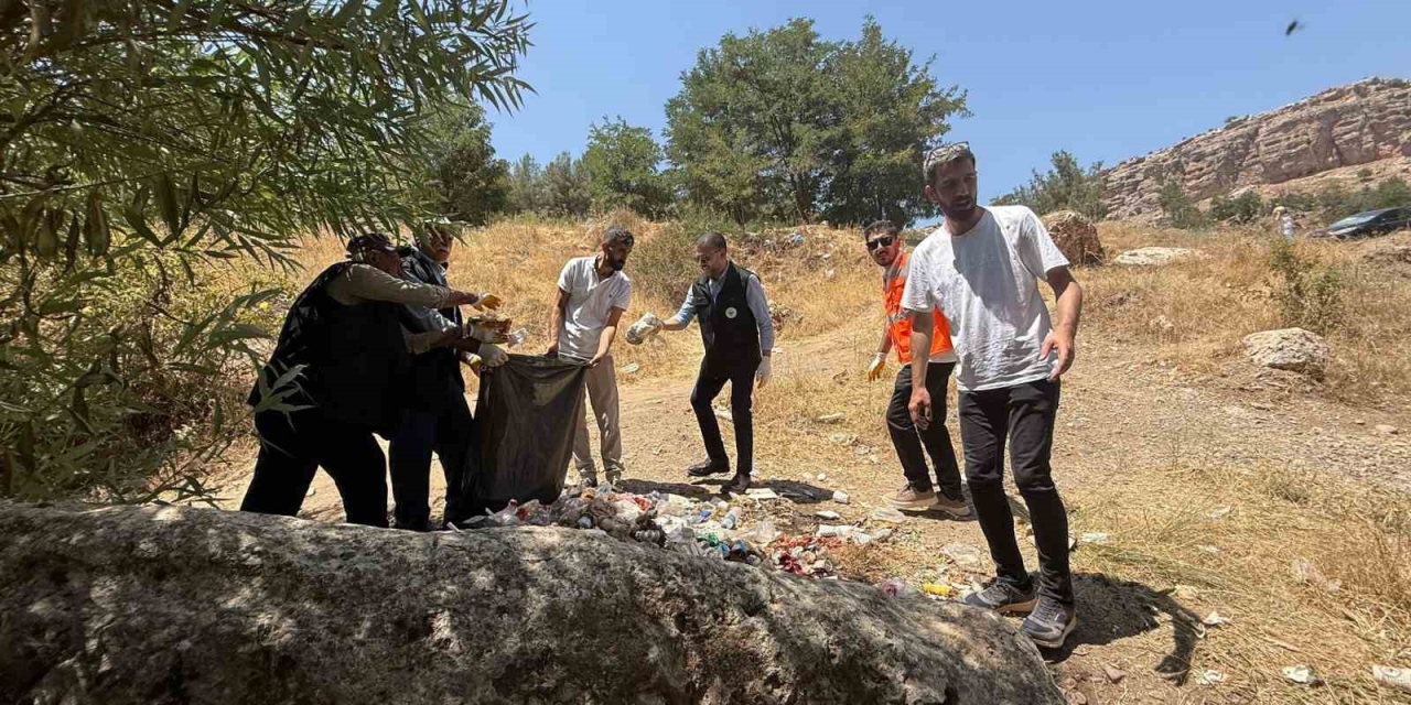 Eğil Belediye Başkanı Ve Personel Piknik Alanında Çöpleri Temizledi