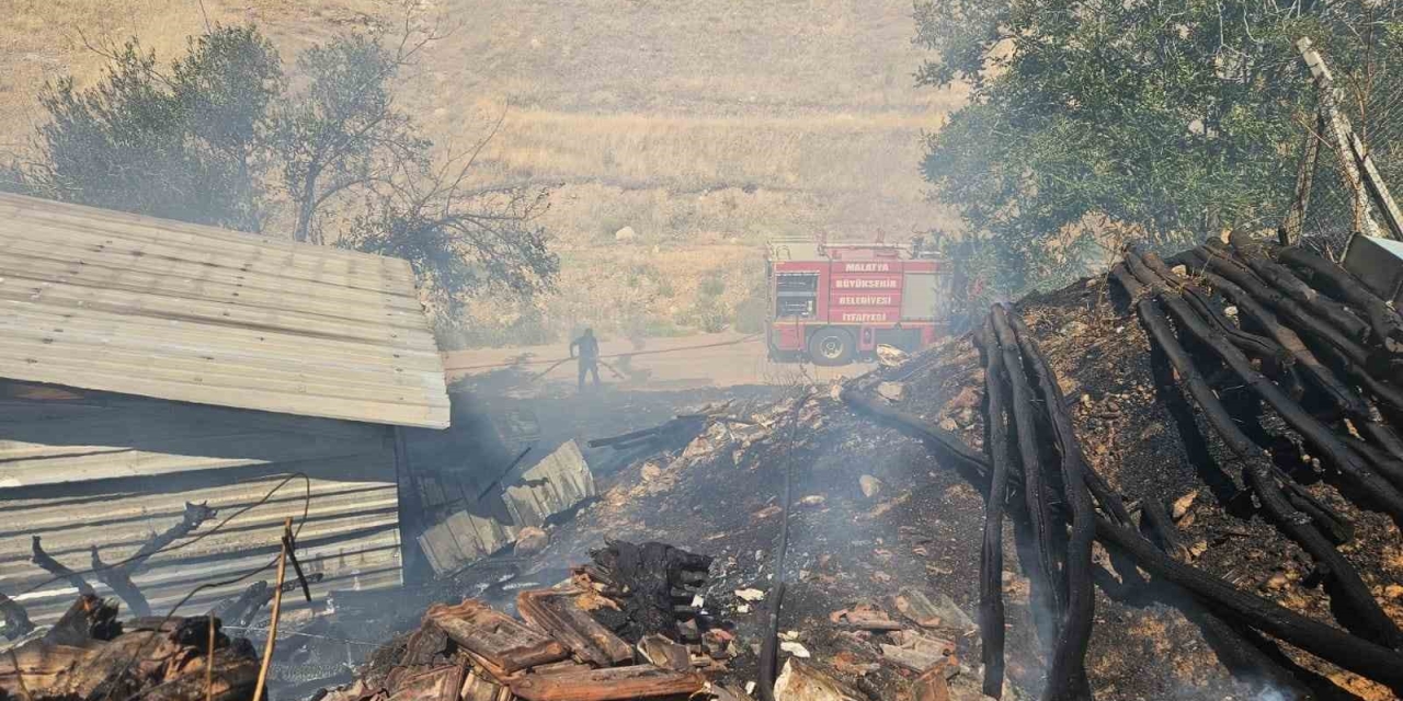 Akçadağ’da Odunluk Yangını Korkuttu