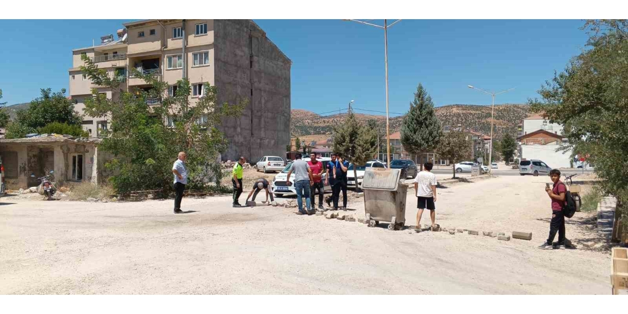 Vatandaşlardan Tozlu Yol Eylemi