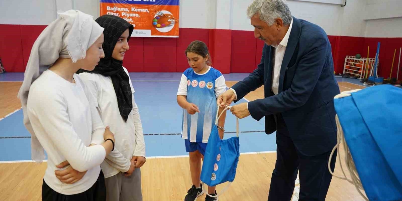 Kahta Belediyesi Yaz Spor Okullarında Basketbol Ve Voleybol Heyecanı Sürüyor