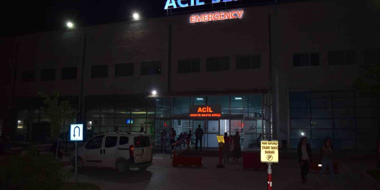 Malatya’da Bir Kişi Ayırmaya Çalıştığı Kavgada Bıçakla Ağır Yaralandı