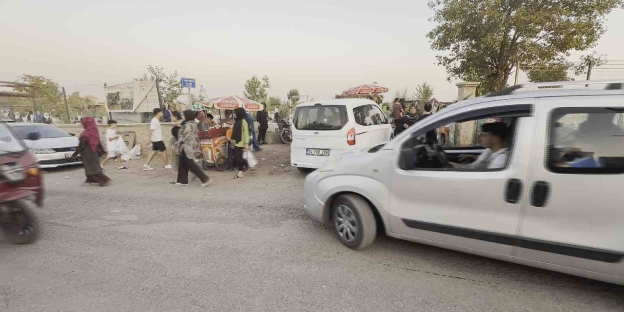 Diyarbakır Yeniköy Mezarlığı’nda Araç Trafiği Ve Kirlilik Tepki Çekiyor