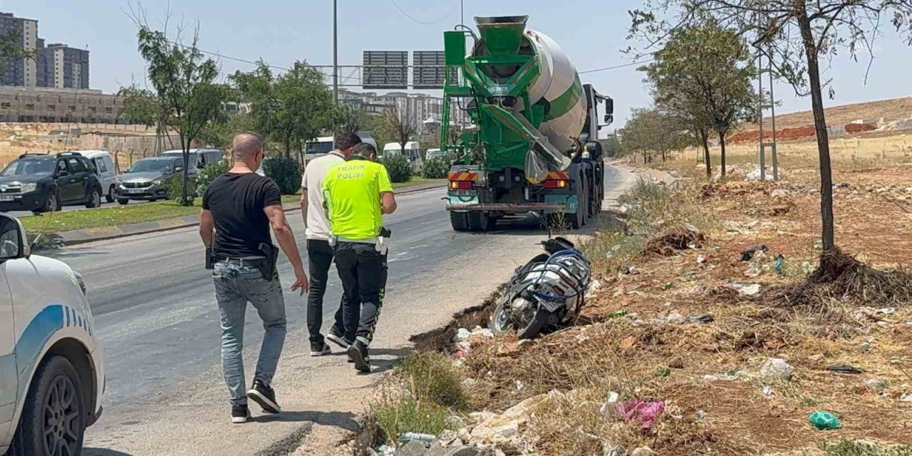 Beton Mikserinin Altında Kalan Motosikletteki Kadın Öldü, Oğlu Yaralandı