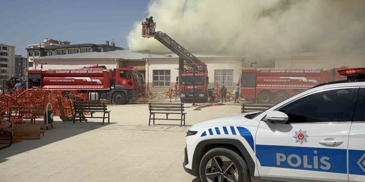 Gaziantep’te Meslek Lisesinin Mobilya Atölyesinde Yangın