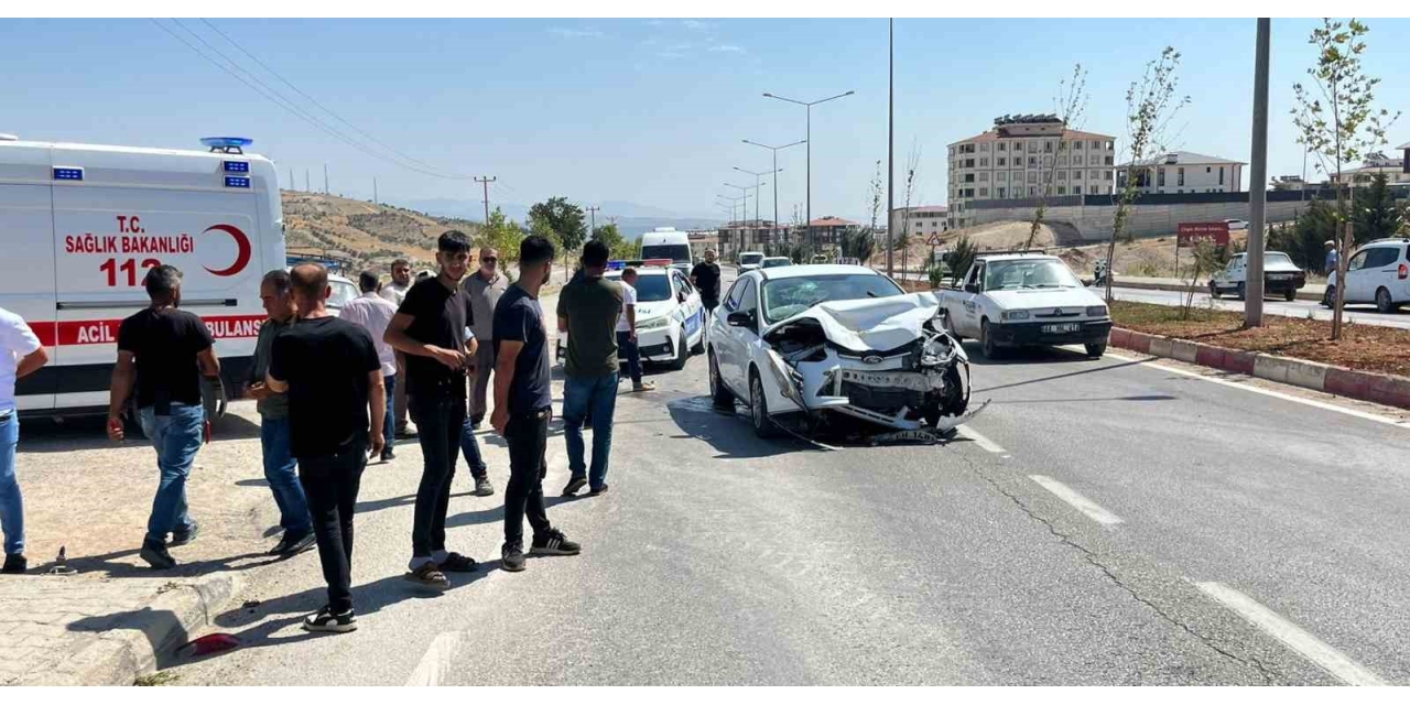 Adıyaman’da İki Otomobil Çarpıştı: 2 Yaralı