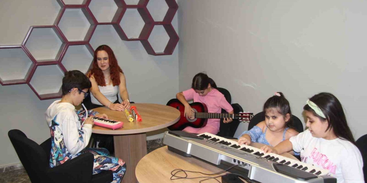 Öğrencilerinin Karanlık Dünyasını Müzikle Aydınlatıyor
