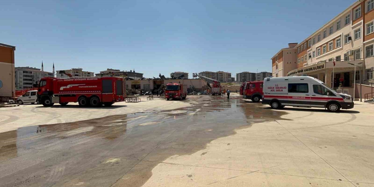 Gaziantep’te Meslek Lisesindeki Yangın Söndürüldü