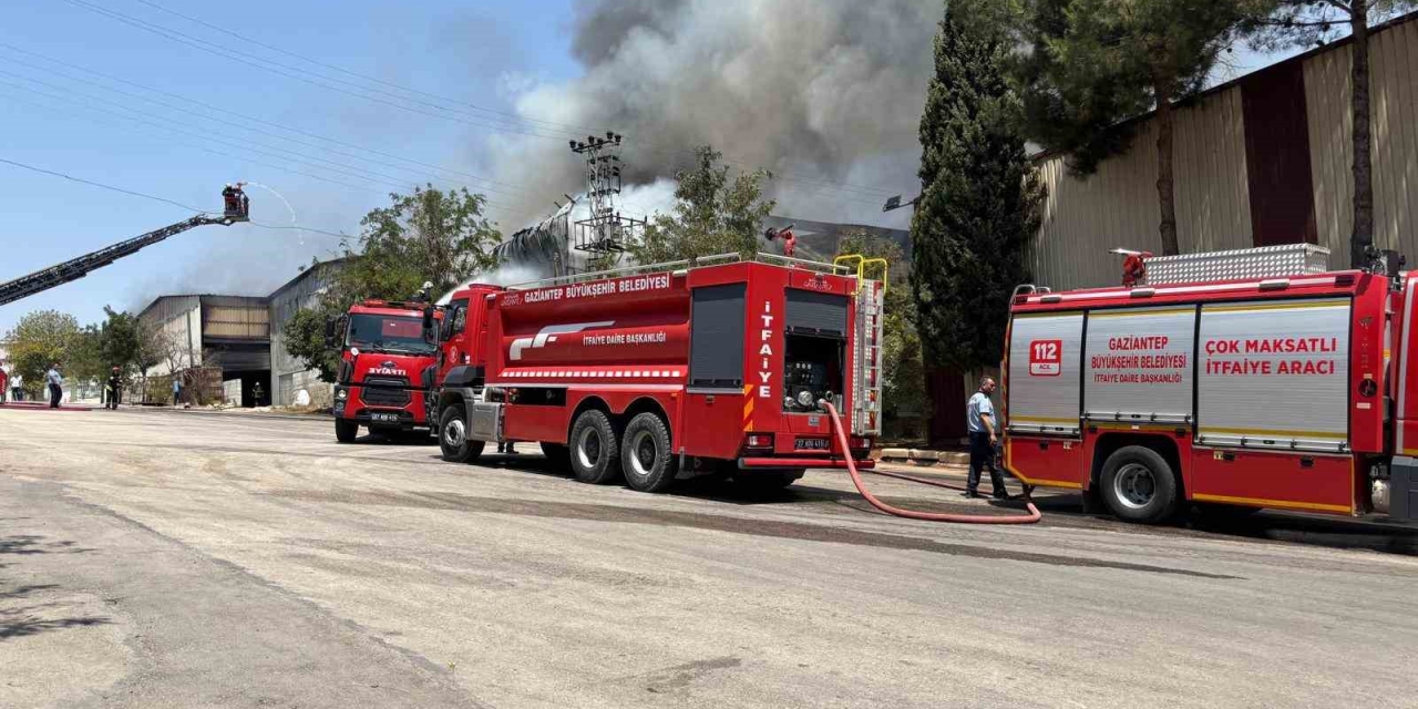 Gaziantep’te Halı Fabrikasındaki Yangın Kontrol Altına Alındı