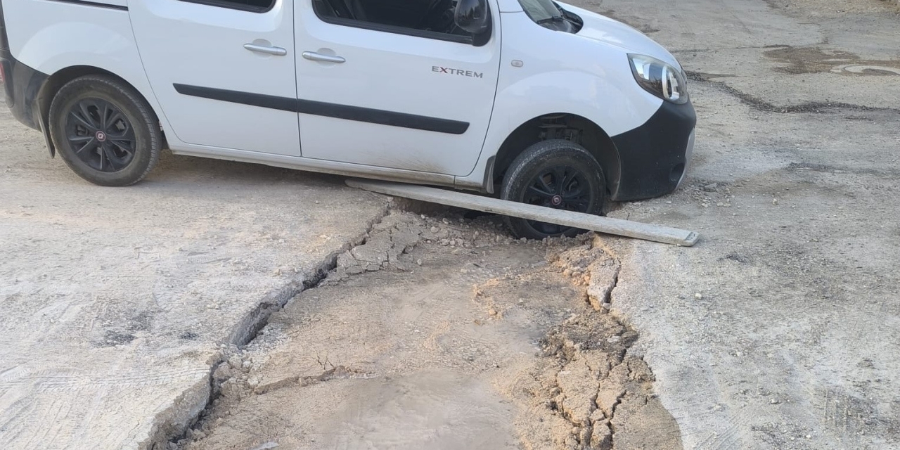 Hafif Ticari Araç Çöken Yolda Mahsur Kaldı