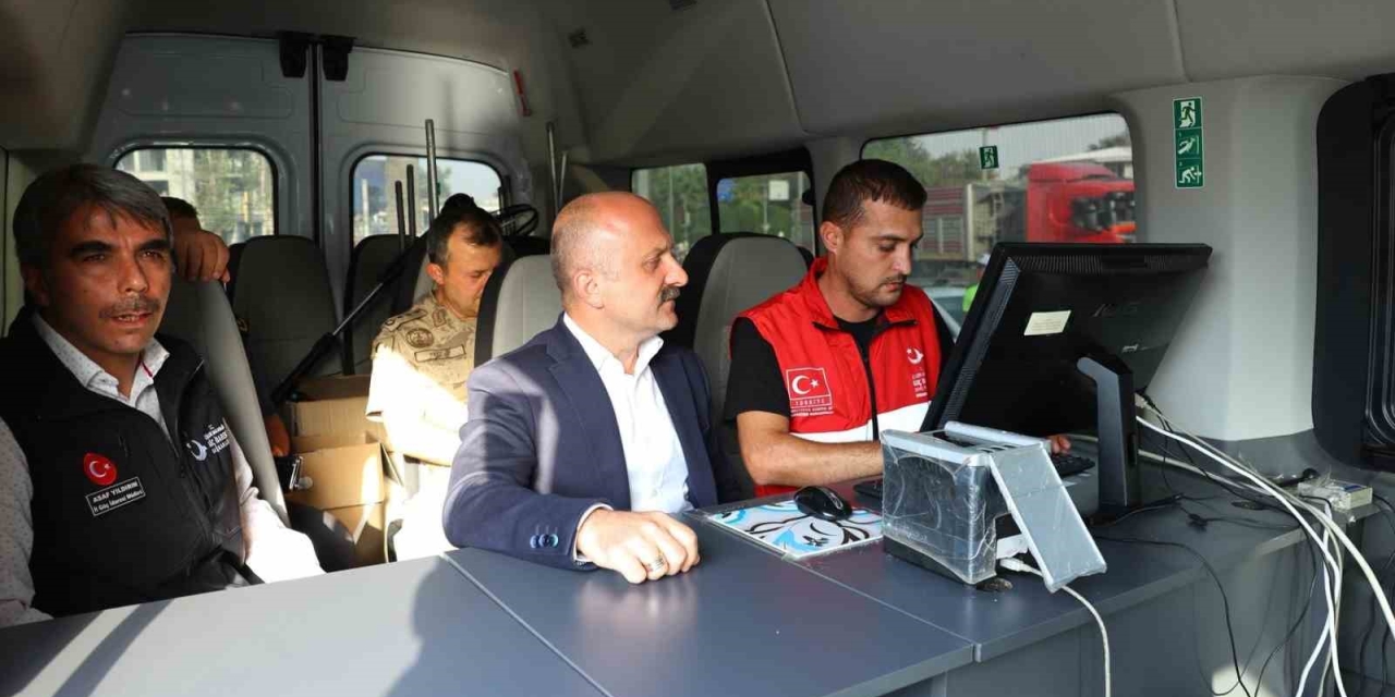 Vali Varol, Mobil Göç Noktası Araçlarını İnceledi