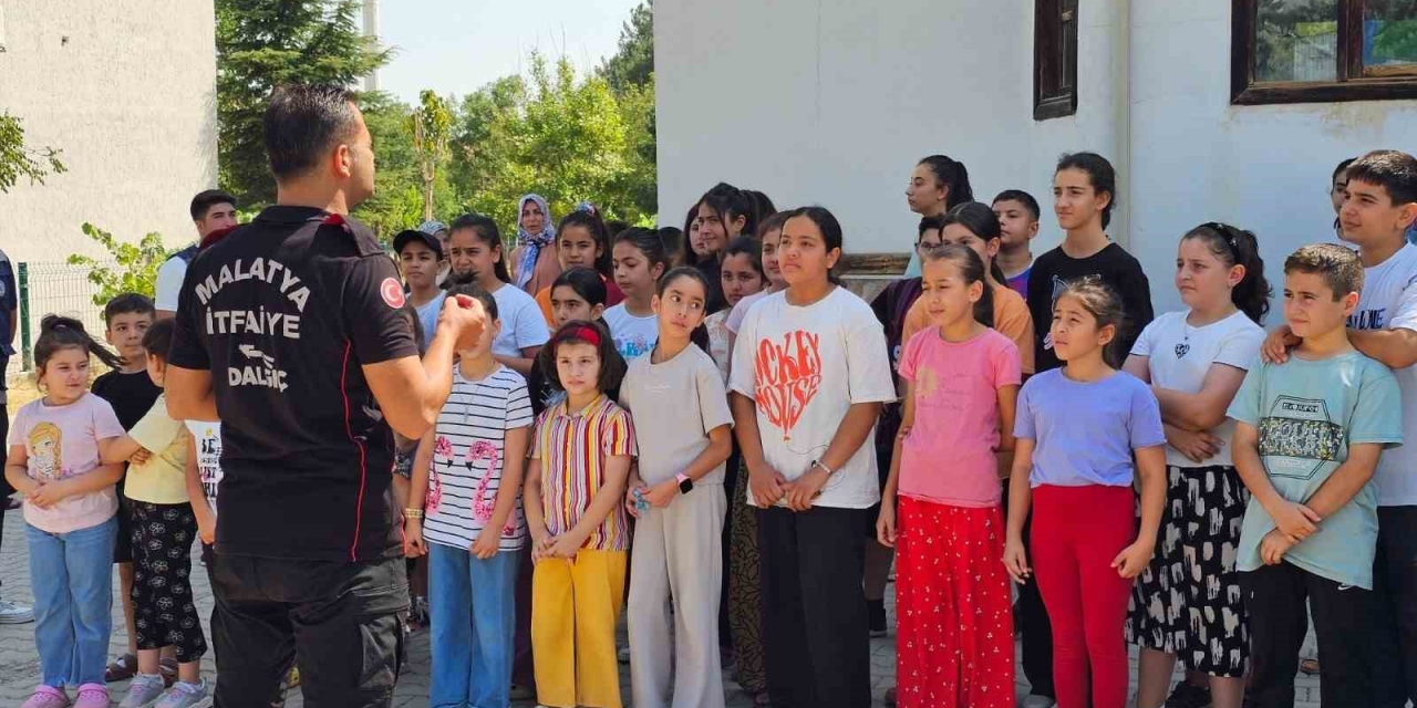 Büyükşehir Belediyesi Semt Konakları Öğrencilerine Deprem Ve Yangın Eğitimi Verildi