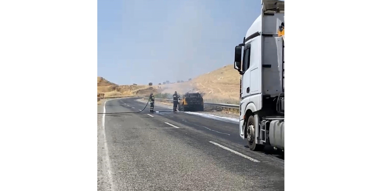 Diyarbakır’da Seyir Halindeki Araç Yandı