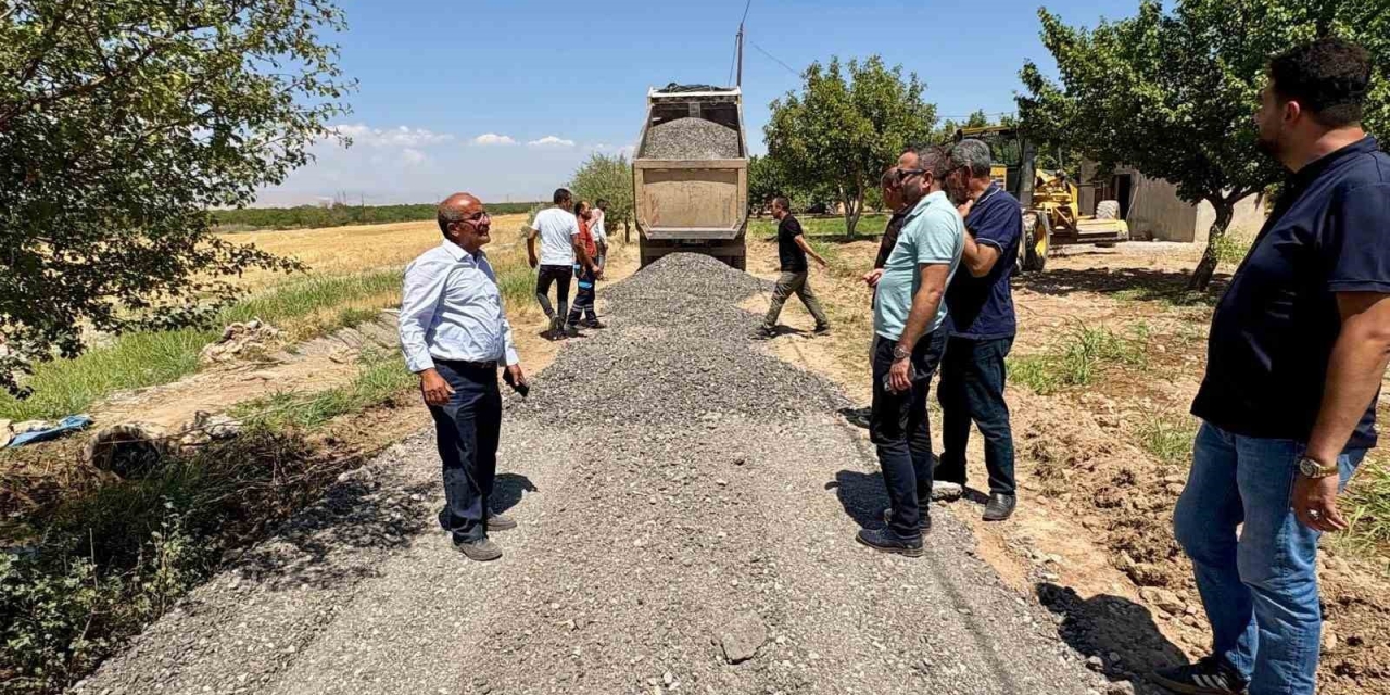 Akçadağ’da Grup Yolu Çalışmaları Devam Ediyor