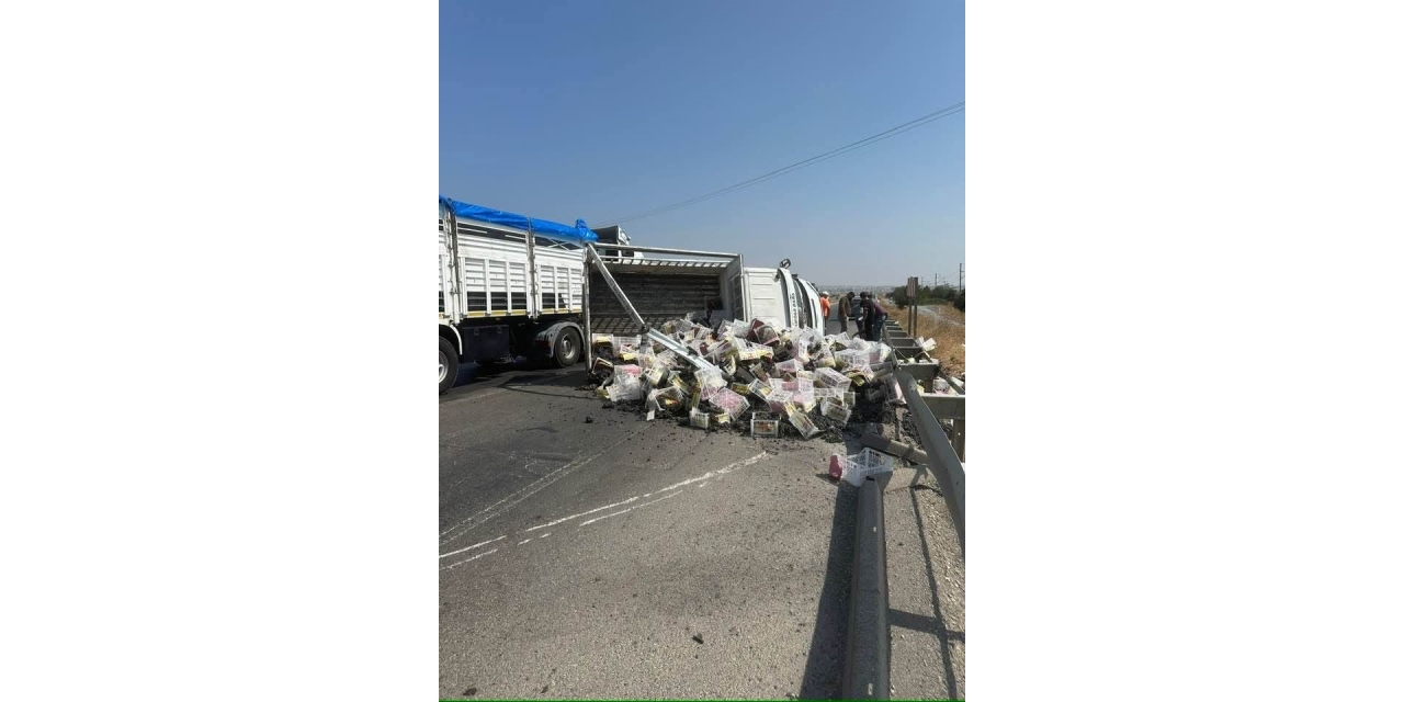 Gaziantep’te Lastiği Patlayan Kamyonet Yan Yattı: 2 Yaralı