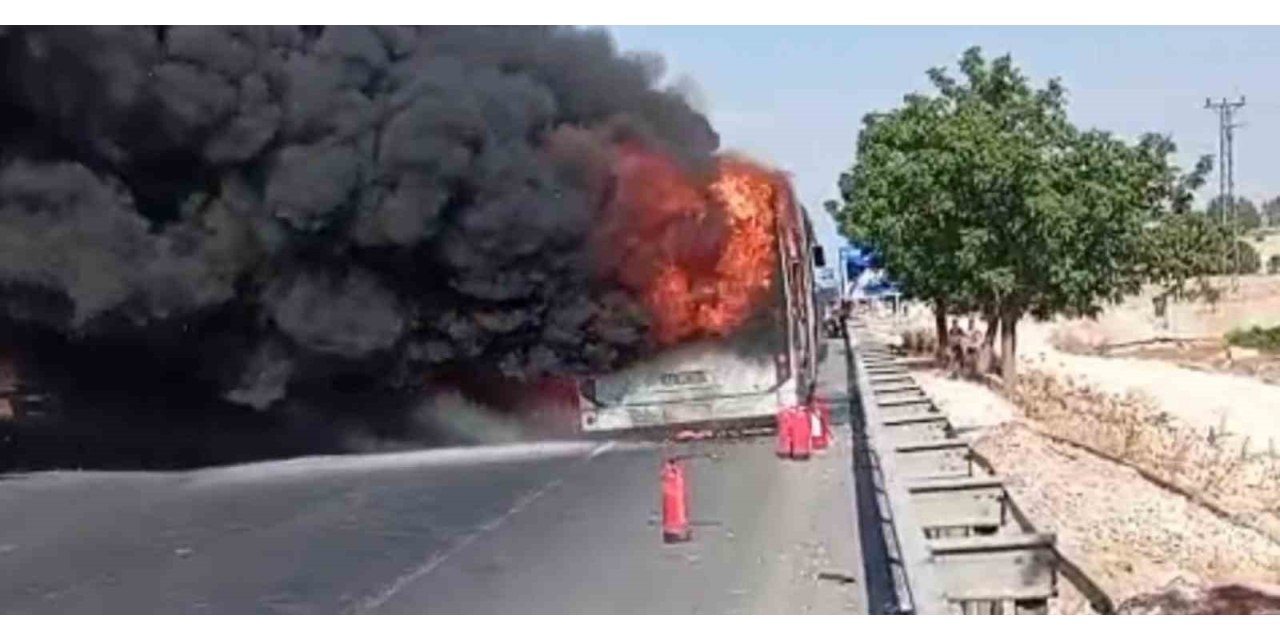 Şanlıurfa’da Şehir İçi Yolcu Otobüsü Alev Alev Yandı