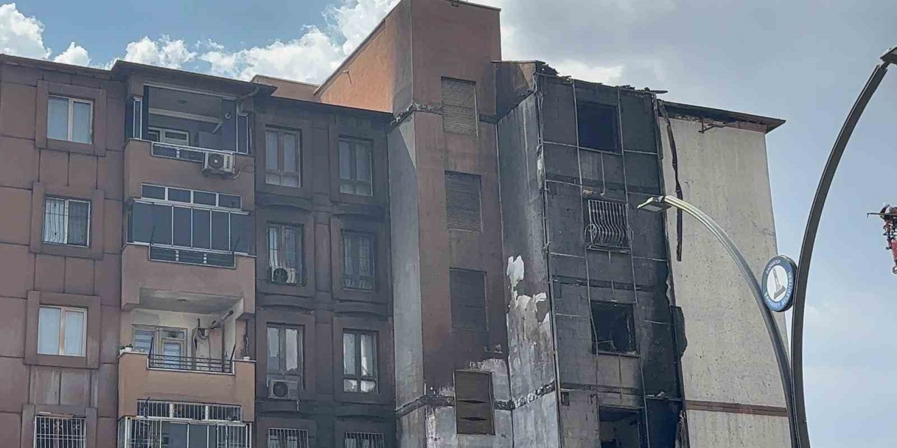 Binanın Alt Katındaki Dükkanda Çıkan Yangında Dumandan Etkilenen 15 Kişi Yaralandı