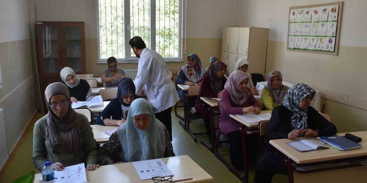 Okuma Yazma Kursu Öğrenmenin Yaşının Olmadığını Gösteriyor
