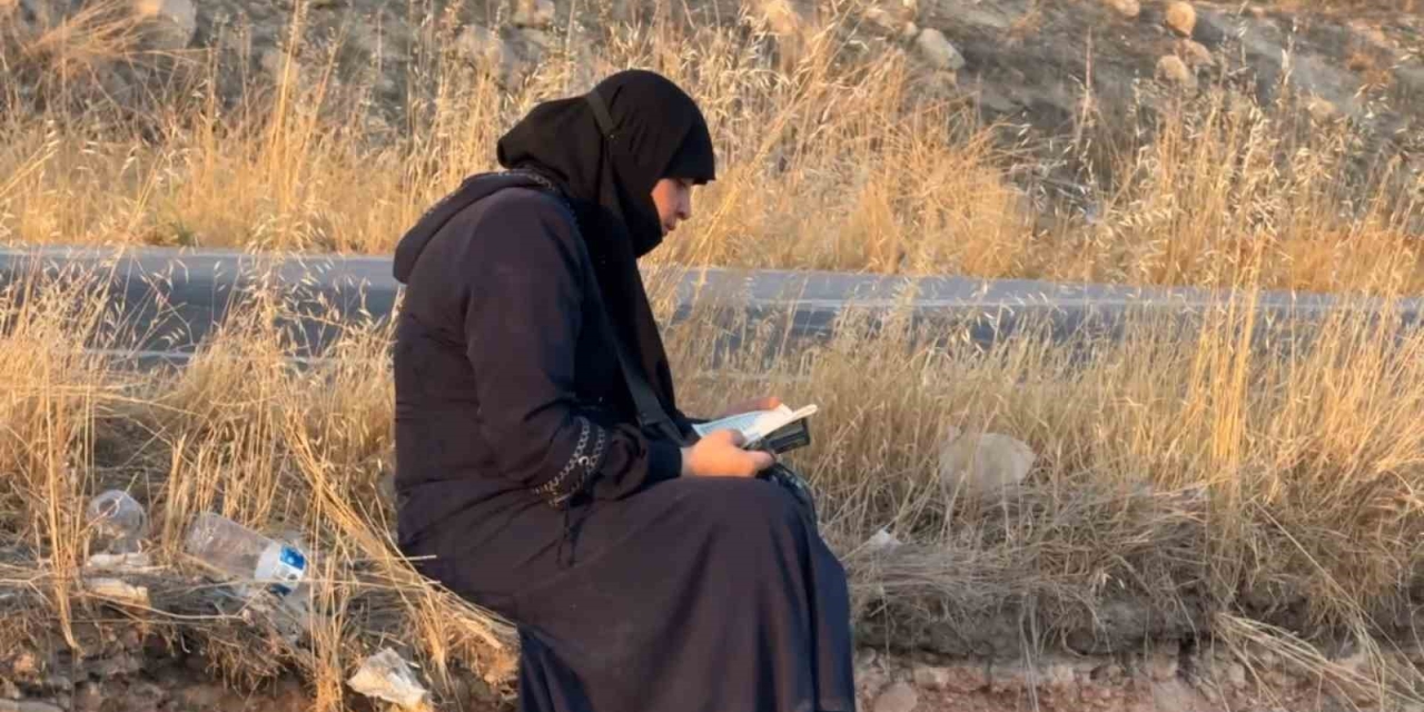 Ters Dönen Araçtan Çıkan Kadın Oturup Kuran’ı Kerim Okudu