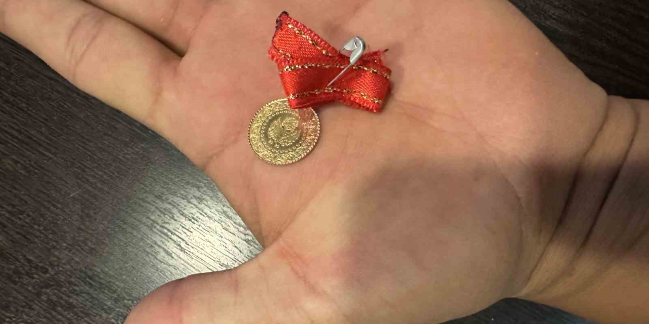 Bulduğu Çeyrek Altını Polise Teslim Etti
