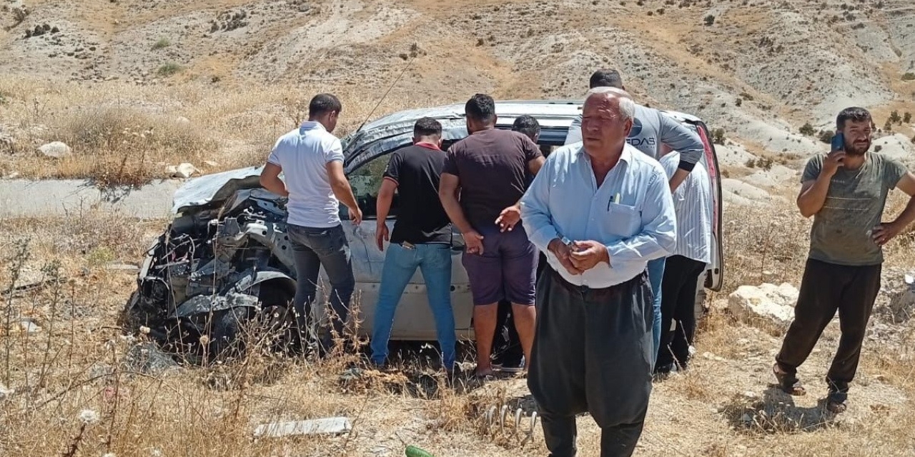 Hafif Ticari Araç Şarampole Yuvarlanarak Takla Attı