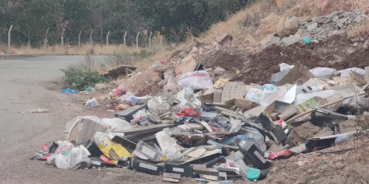 Gölbaşı’nda Yol Kenarına Bırakılan Çöpler Çevre Kirliliğine Yol Açıyor