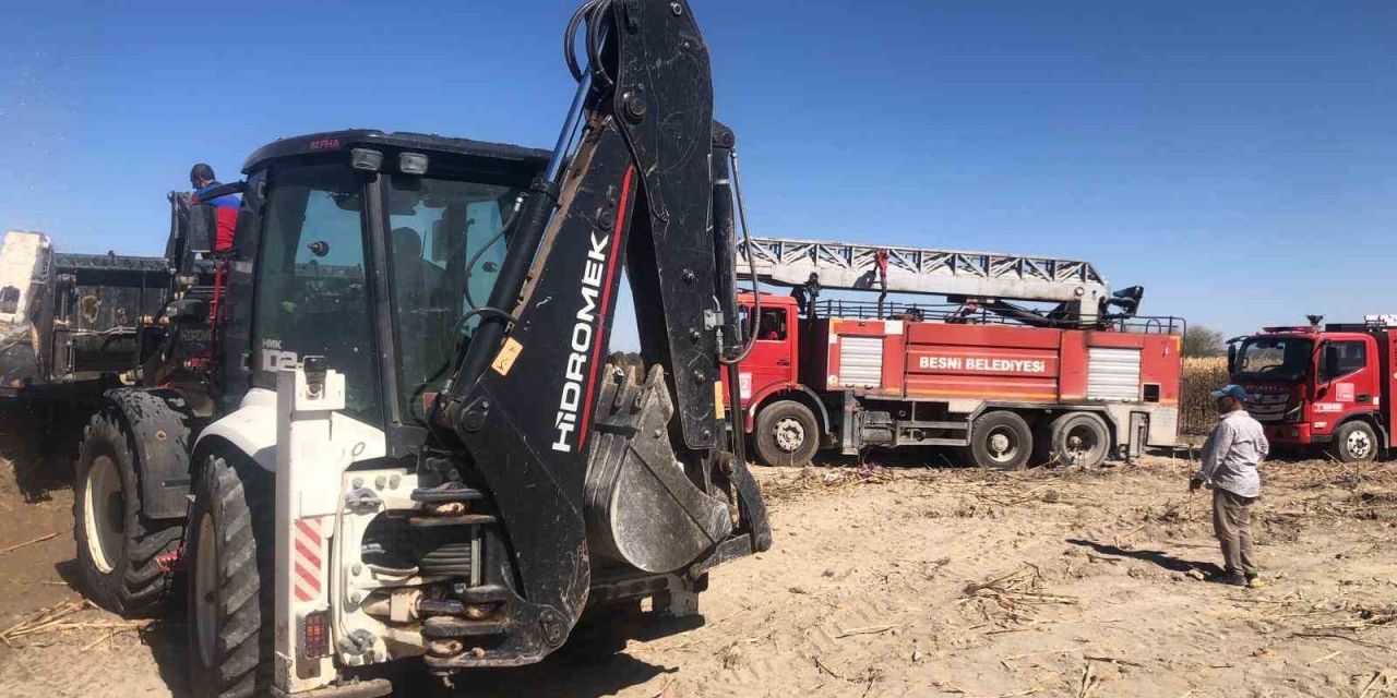 Yangına Müdahale Eden İş Makinesi Alev Alev Yandı