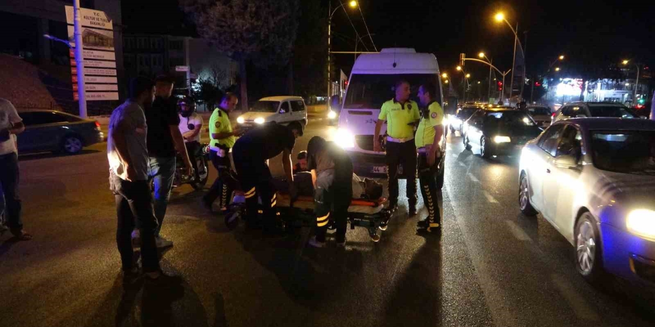 Malatya’da Motokurye Kazada Yaralandı
