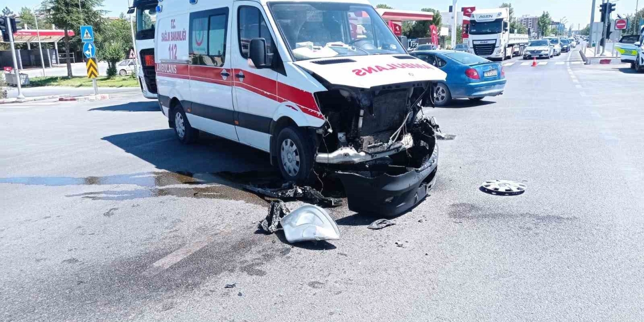 Malatya’da Kaza İhbarına Giden Ambulans Kaza Yaptı