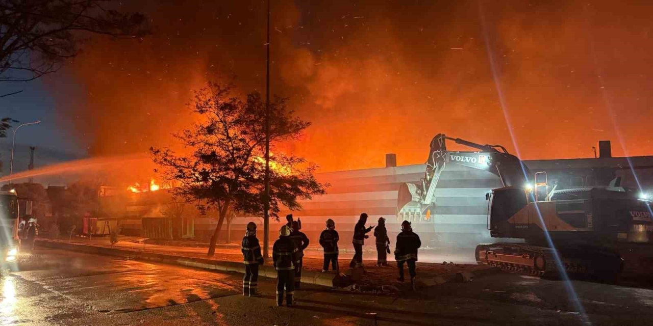 Gaziantep’te Geri Dönüşüm Fabrikasındaki Yangın Kontrol Altına Alındı