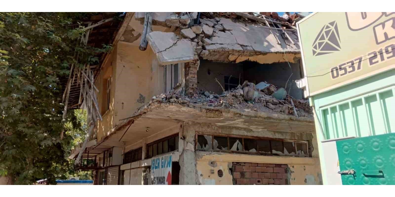 Gölbaşı’nda Yıkılmayan Bina Tehlike Saçıyor